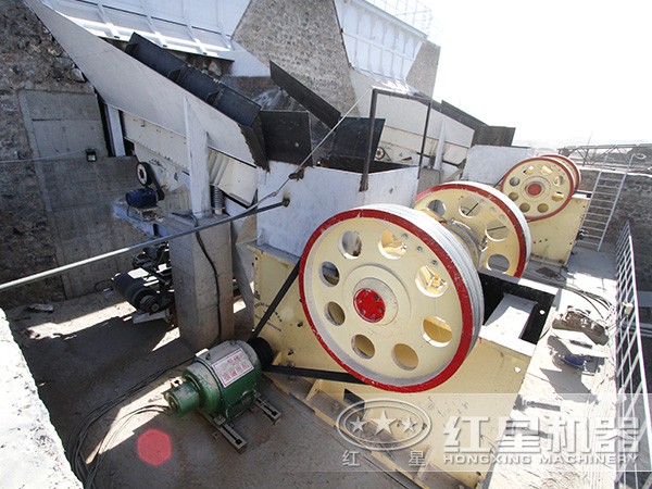 山東效能高節(jié)能顎式破碎機客戶現(xiàn)場 山東效能高節(jié)能顎式破碎機客戶現(xiàn)場