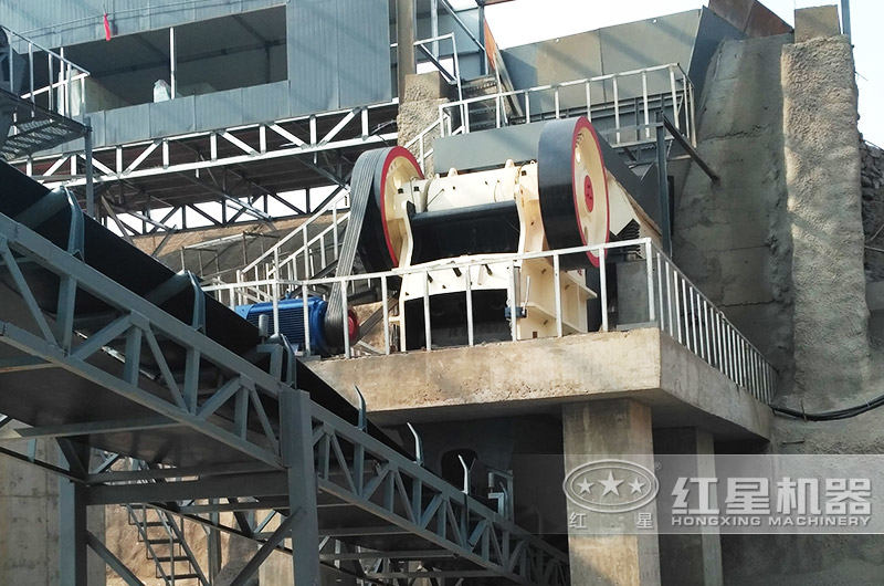 花崗巖破碎生產(chǎn)線:一段顎破機(jī) 花崗巖破碎生產(chǎn)線:一段顎破機(jī)