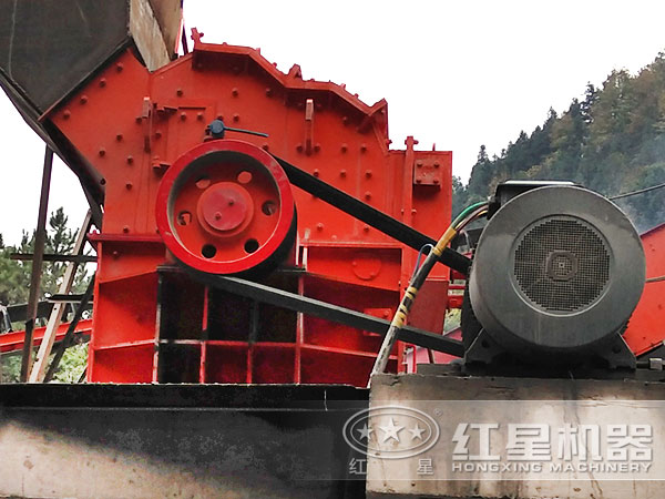 河卵石破碎生產(chǎn)線現(xiàn)場(chǎng)圖片2 河卵石破碎生產(chǎn)線現(xiàn)場(chǎng)圖片2