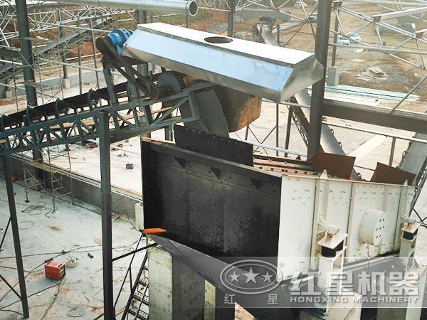 湖南某豆石破碎加工現場：帶振動篩、輸送帶