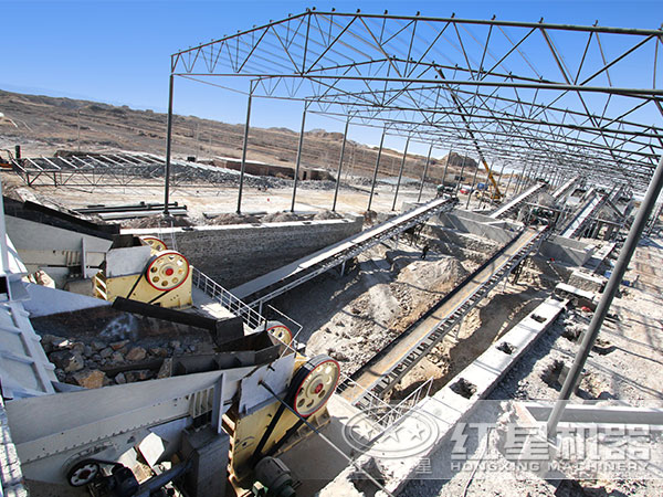 石灰石破碎現(xiàn)場(chǎng) 石灰石破碎現(xiàn)場(chǎng)