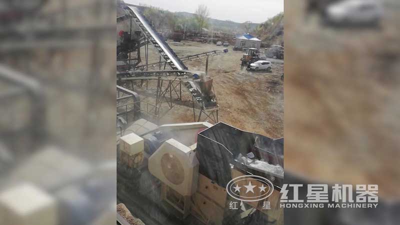 青石移動破碎站現場，出料均勻，運行平穩