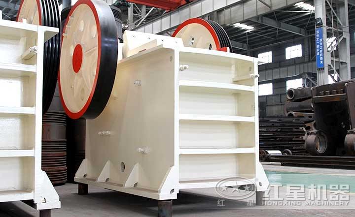 普通鄂式破碎機，性價比高，飛輪設計運行穩(wěn)定