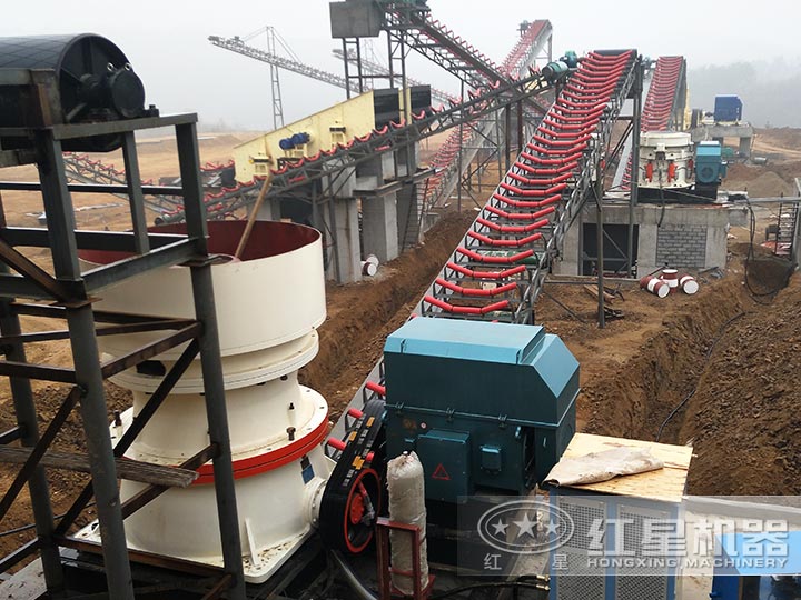 某年產(chǎn)30萬花崗巖制砂生產(chǎn)線現(xiàn)場 某年產(chǎn)30萬花崗巖制砂生產(chǎn)線現(xiàn)場