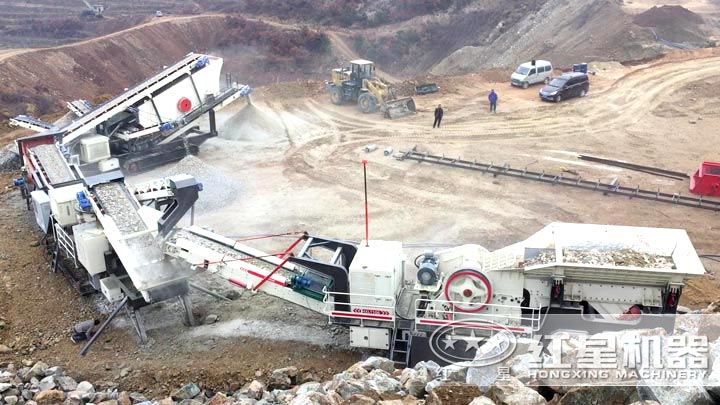 大中型履帶移動破碎一體機工作現場