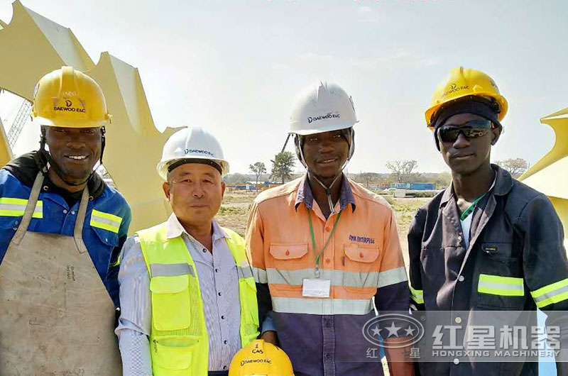 技術(shù)人員為贊比亞客戶提供服務(wù) 技術(shù)人員為贊比亞客戶提供服務(wù)