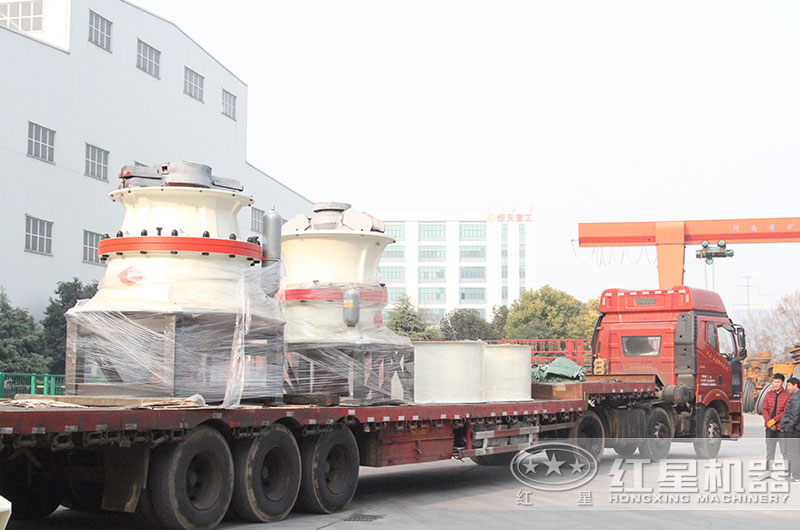 液壓圓錐石頭粉碎機發(fā)貨現場 液壓圓錐石頭粉碎機發(fā)貨現場