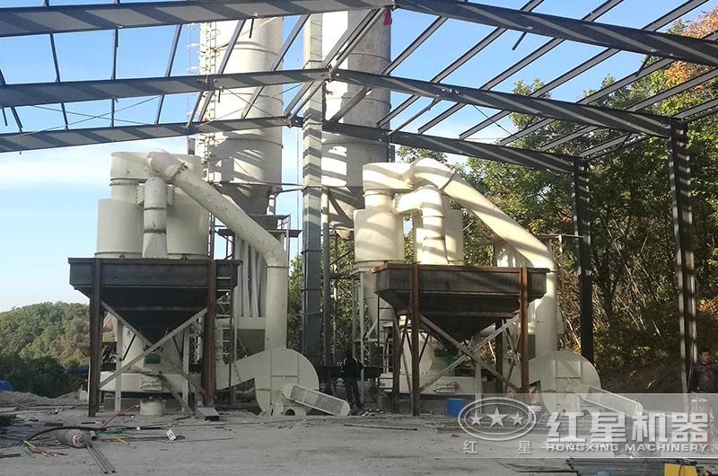 石料磨粉機(jī)生產(chǎn)現(xiàn)場(chǎng)圖 石料磨粉機(jī)生產(chǎn)現(xiàn)場(chǎng)圖