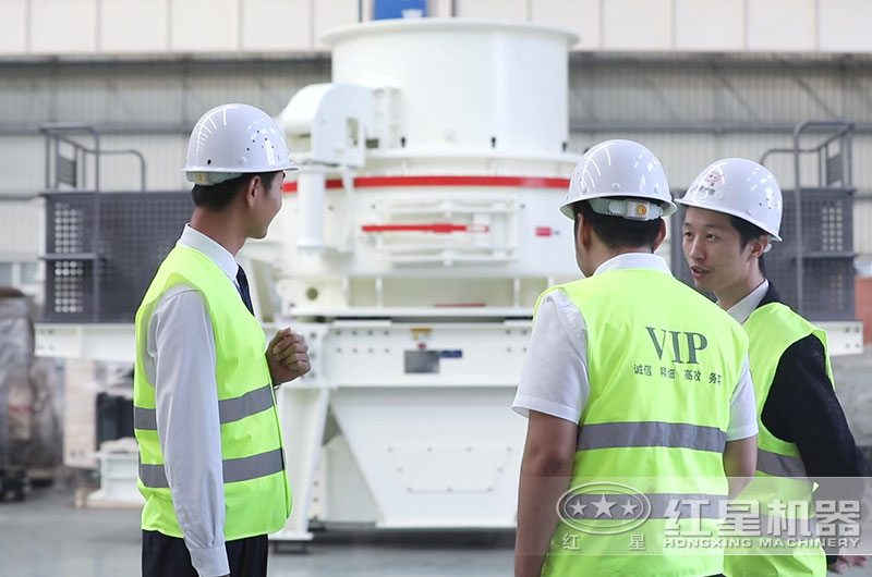 經(jīng)理陪同客戶(hù)到生產(chǎn)車(chē)間參觀(guān)