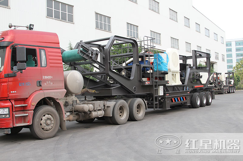 小型移動石頭粉碎機直接開往客戶現(xiàn)場 小型移動石頭粉碎機直接開往客戶現(xiàn)場