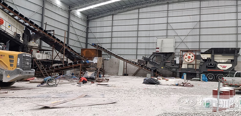 日產(chǎn)五萬噸移動破碎生產(chǎn)線現(xiàn)場 日產(chǎn)五萬噸移動破碎生產(chǎn)線現(xiàn)場