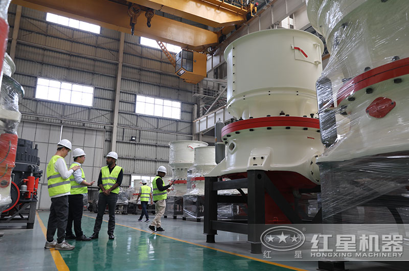 客戶來廠考察大型破碎機(jī)設(shè)備 客戶來廠考察大型破碎機(jī)設(shè)備