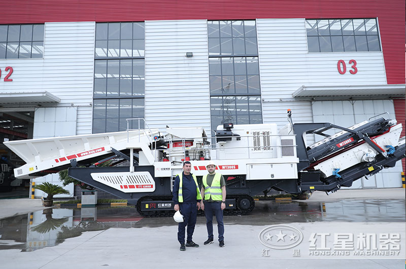 客戶(hù)與定制的移動(dòng)破碎機(jī)合影 客戶(hù)與定制的移動(dòng)破碎機(jī)合影