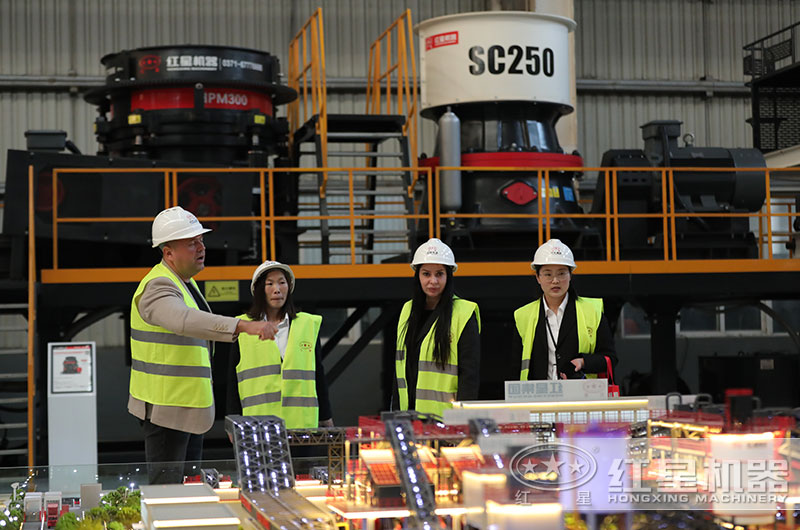 客戶來廠考察破石機(jī)設(shè)備 客戶來廠考察破石機(jī)設(shè)備