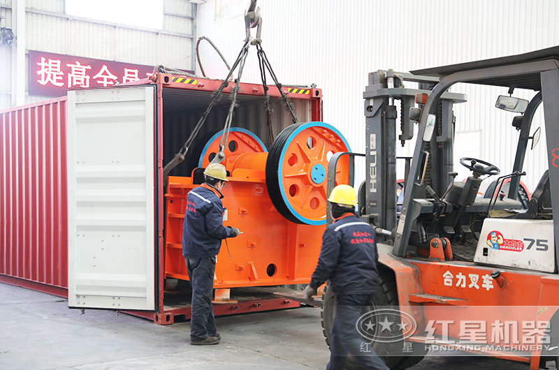 顎式破碎機裝車發貨現場 顎式破碎機裝車發貨現場