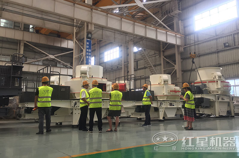 客戶來廠考察磕沙機設備 客戶來廠考察磕沙機設備