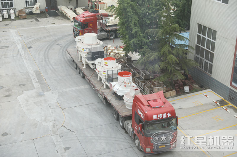 成套雷蒙磨粉機設備裝車發貨中 成套雷蒙磨粉機設備裝車發貨中