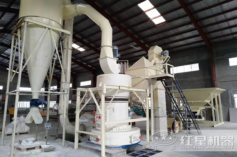 小型高嶺土磨粉作業(yè)現場 小型高嶺土磨粉作業(yè)現場